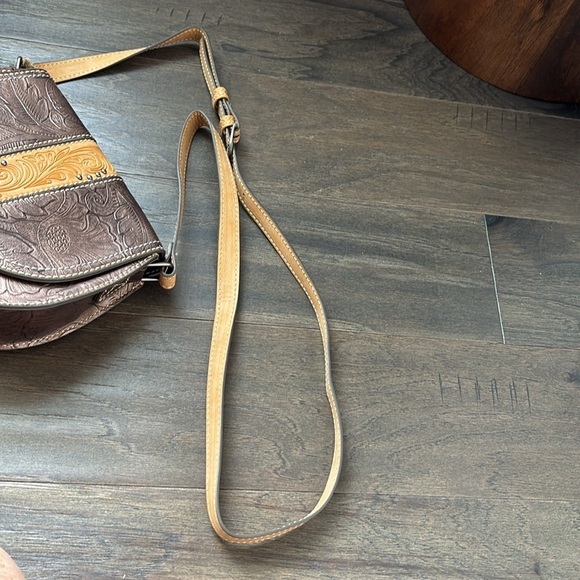 Tony Lama Saddle Bag/Crossbody,Bronze Floral Tooled,snap close,cell phone pocket - Picture 8 of 14